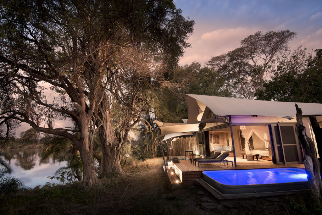Zambia - Mosi-Oa-Tunya National Park - 1564 - Thorntree River Lodge Lodge pool at night