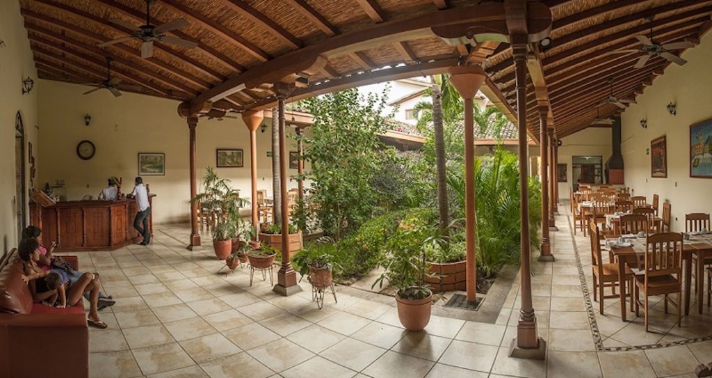 Nicaragua - Granada - 10024 - El Almirante garden courtyard