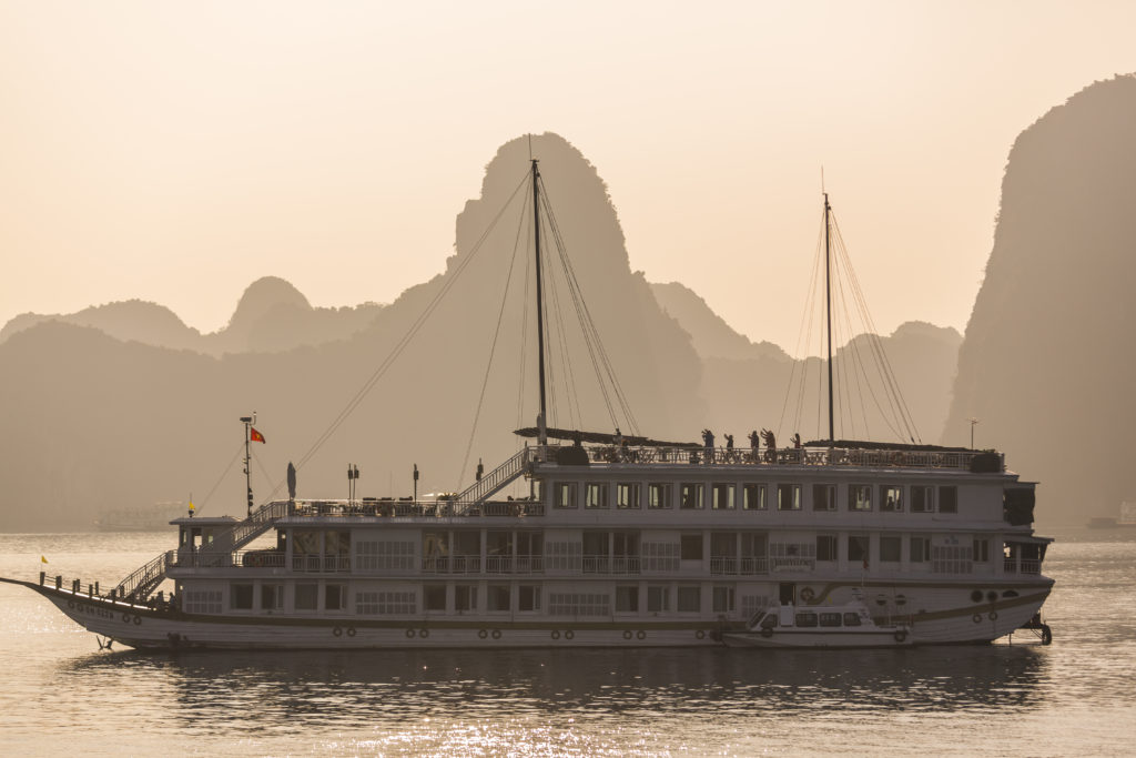 Vietnam - Ha Long - 16103 - Sailing