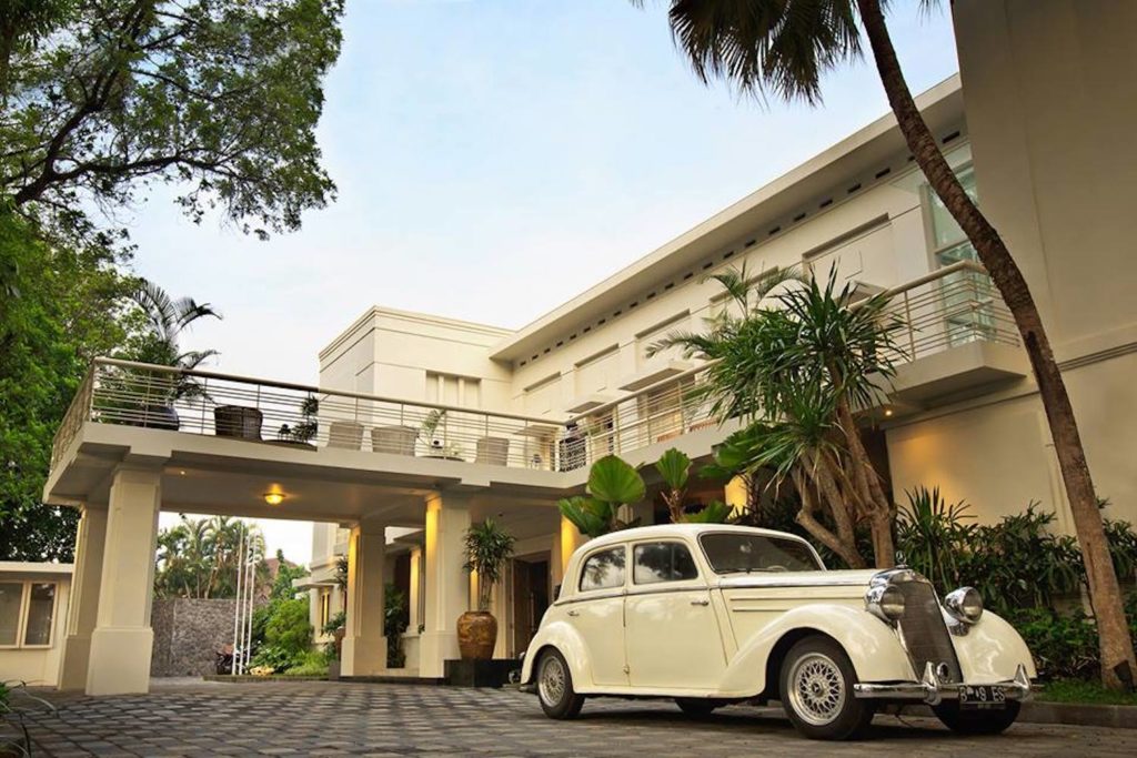 Indonesia - Malang - 18268 - Car in front of Hotel